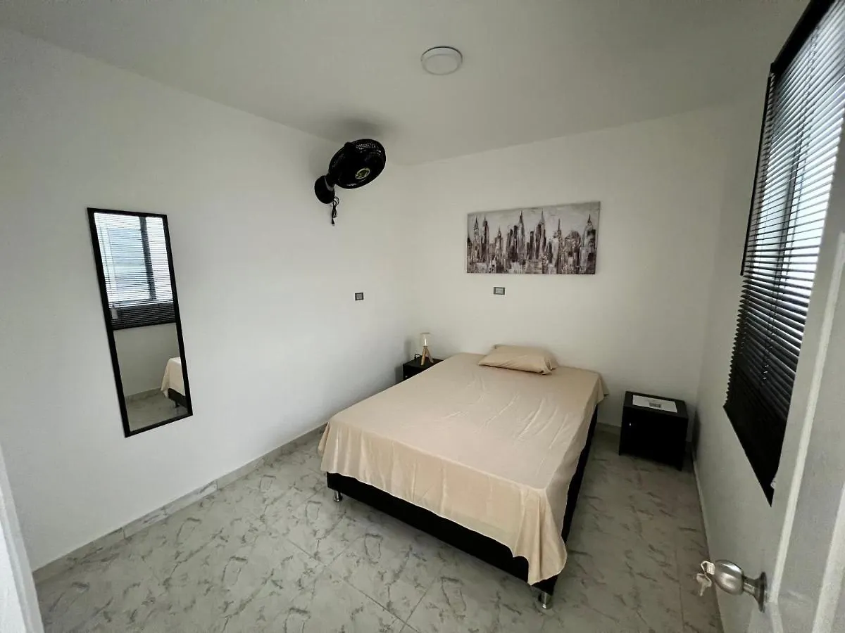 La Familia Hostel - Parque Poblado Medellin