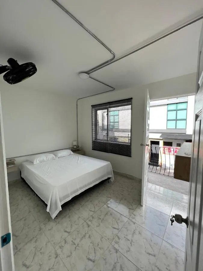 La Familia Hostel - Parque Poblado Medellin