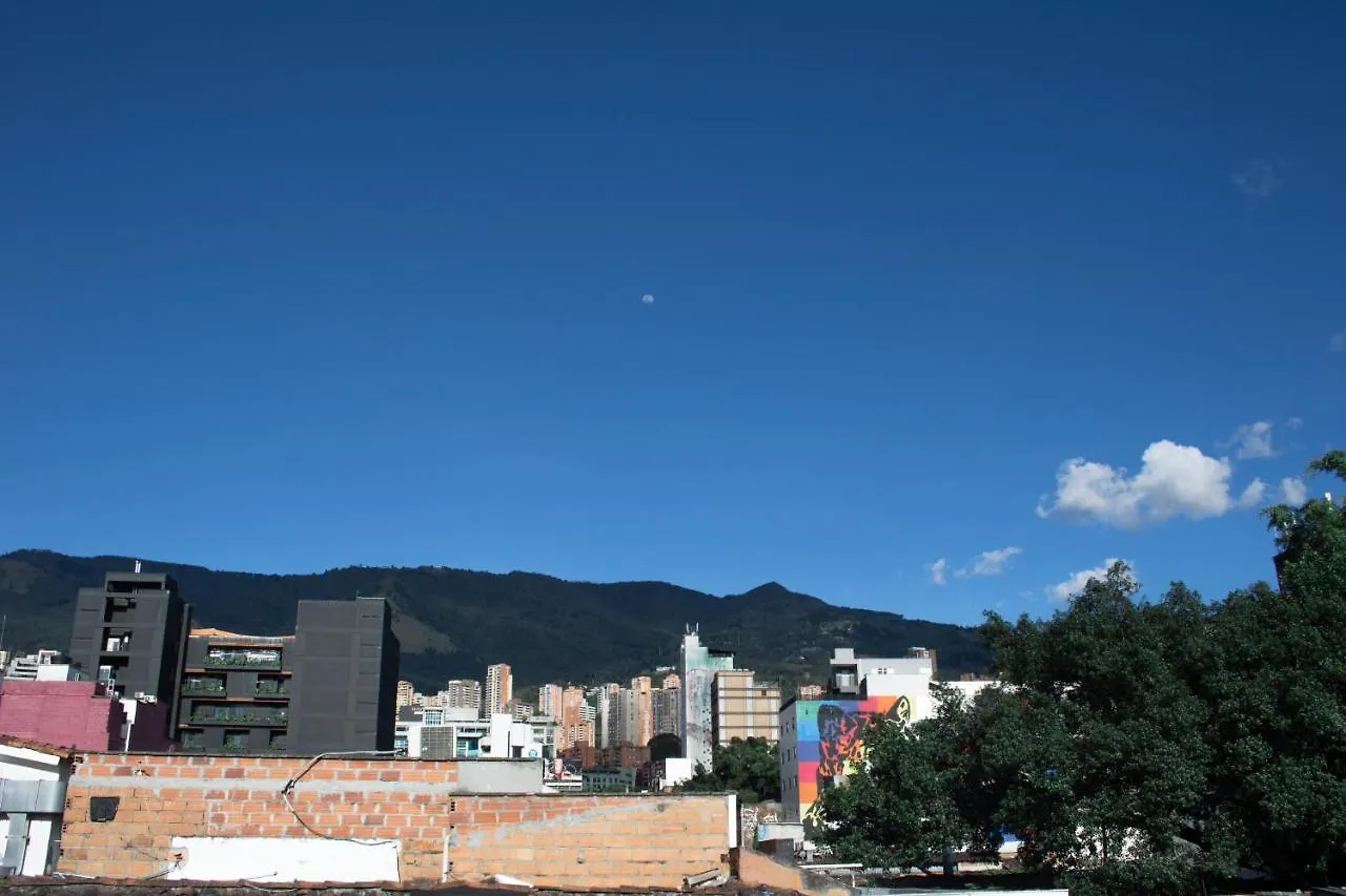 La Familia Hostel - Parque Poblado Medellin