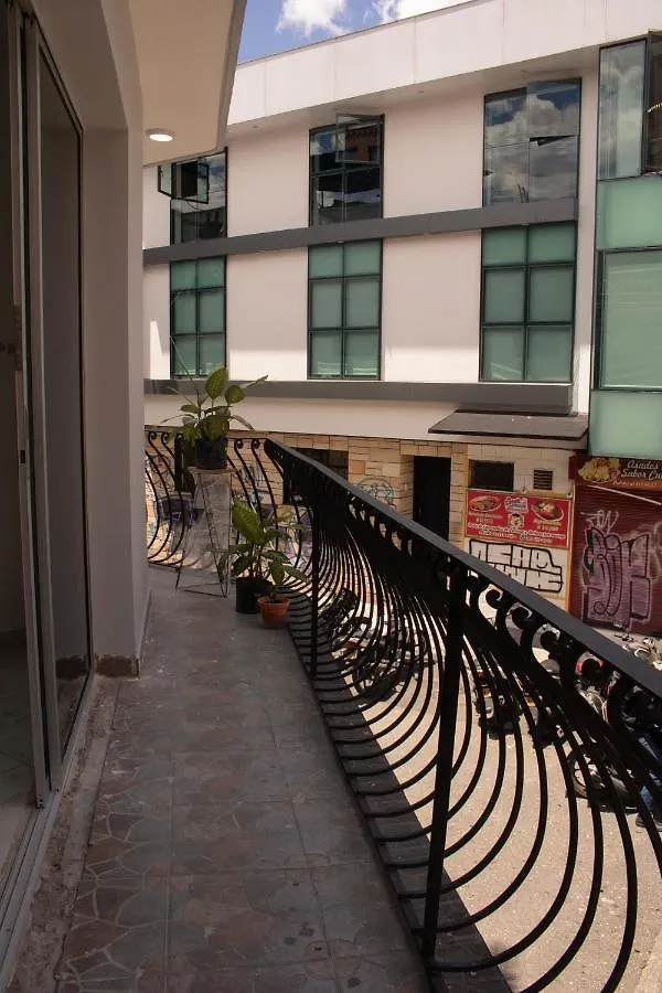 La Familia Hostel - Parque Poblado Medellin