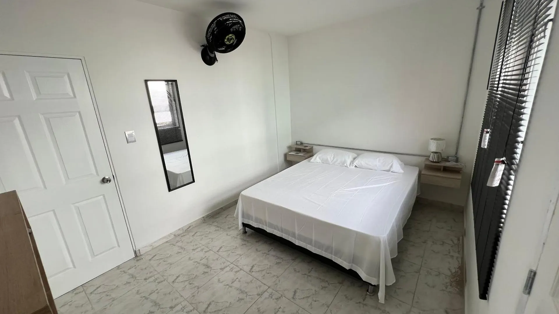 La Familia Hostel - Parque Poblado Medellin