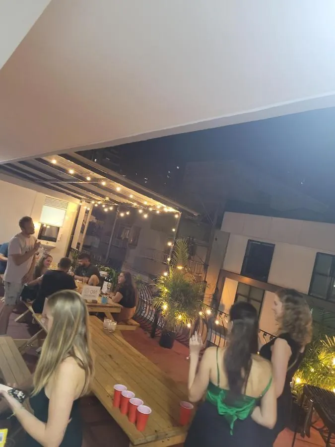 La Familia Hostel - Parque Poblado Medellin